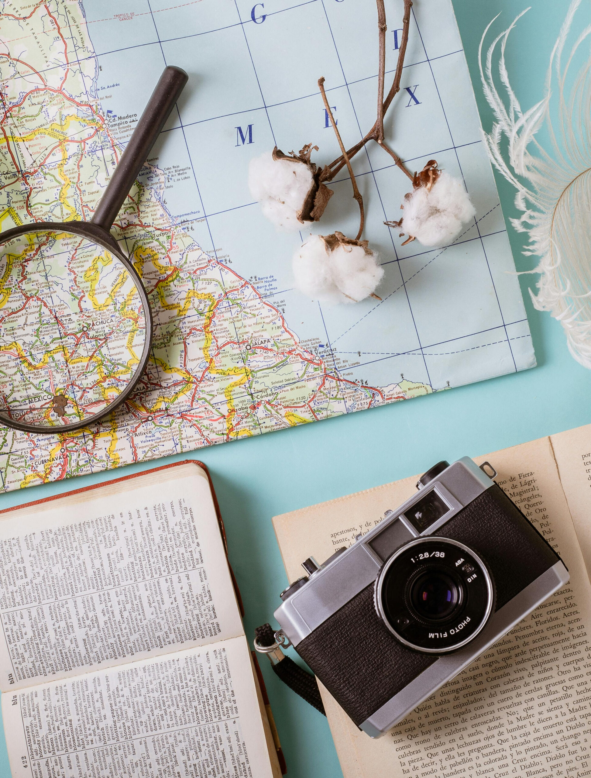 Mappa, lente d'ingrandimento, macchina fotografica e libri di viaggio
